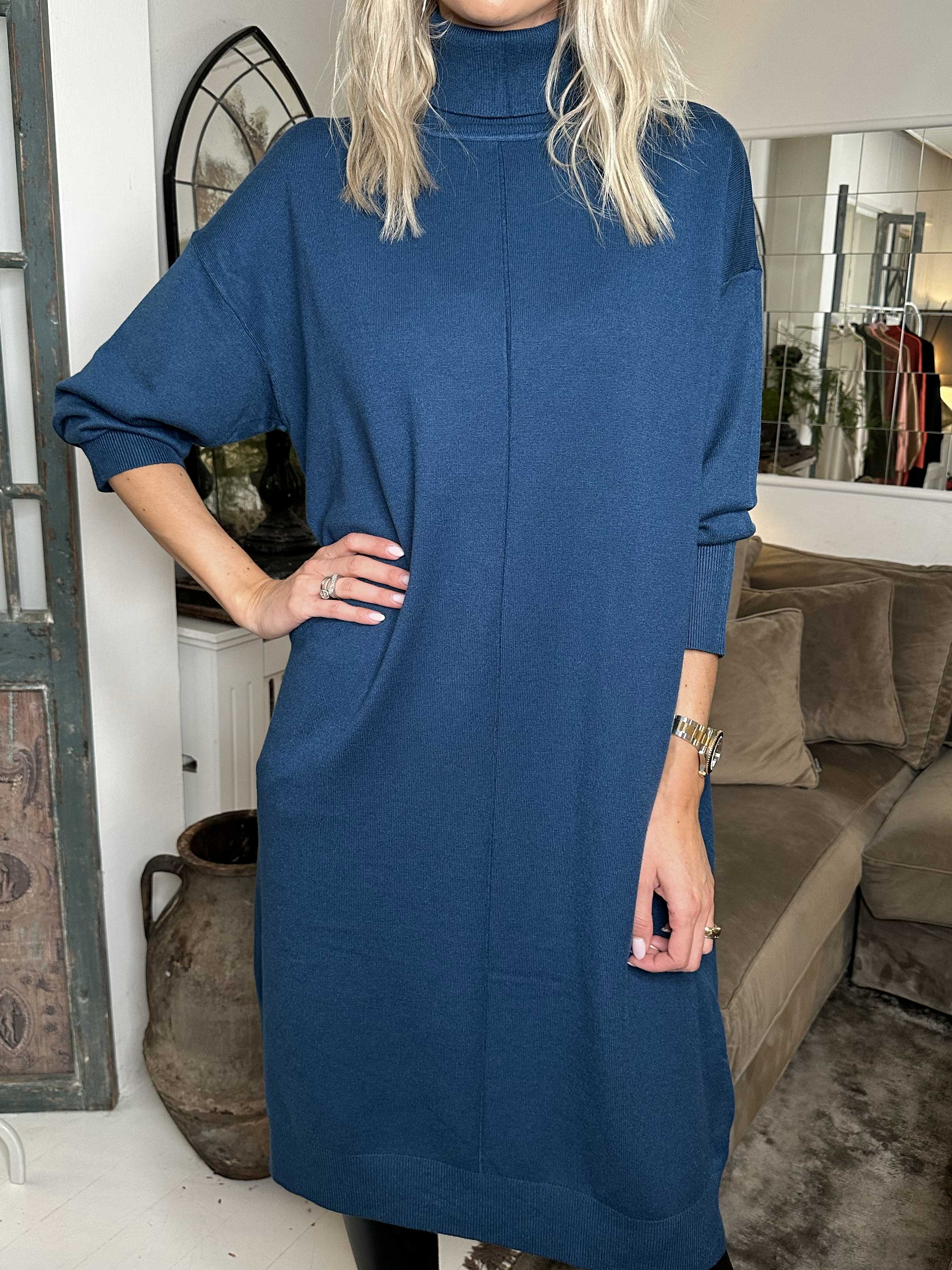 Maniya - Dejlig blød strikkjole med rullekrave